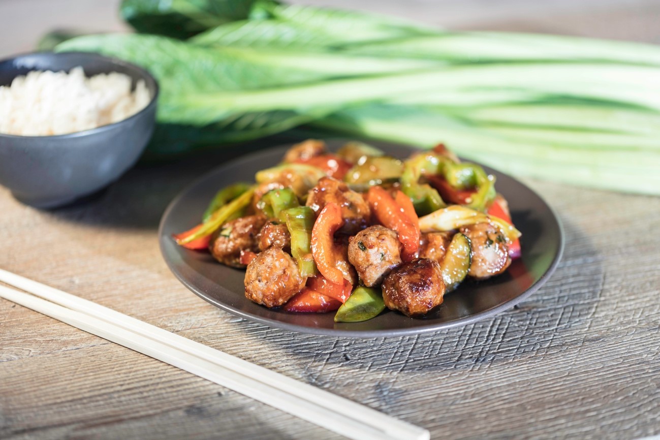 Teriyaki-Fleischklößchen mit Gemüse.